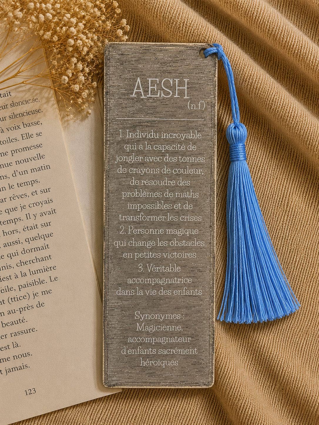Marque-page en bois gravé AESH avec définition originale et pompon bleu – cadeau de fin d'année scolaire
