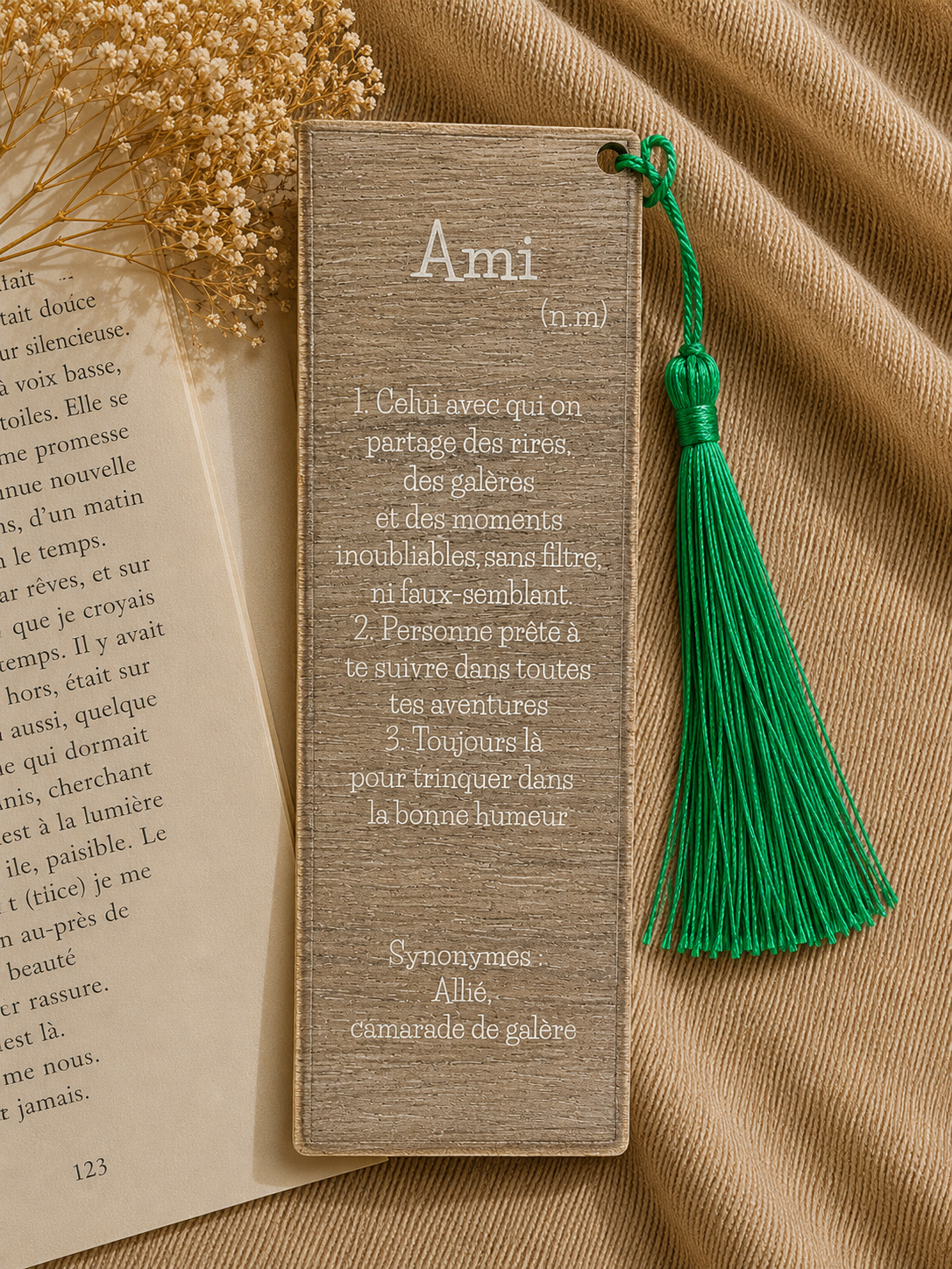 Marque-page en bois gravé Ami avec définition humoristique et pompon vert – cadeau original Bécote