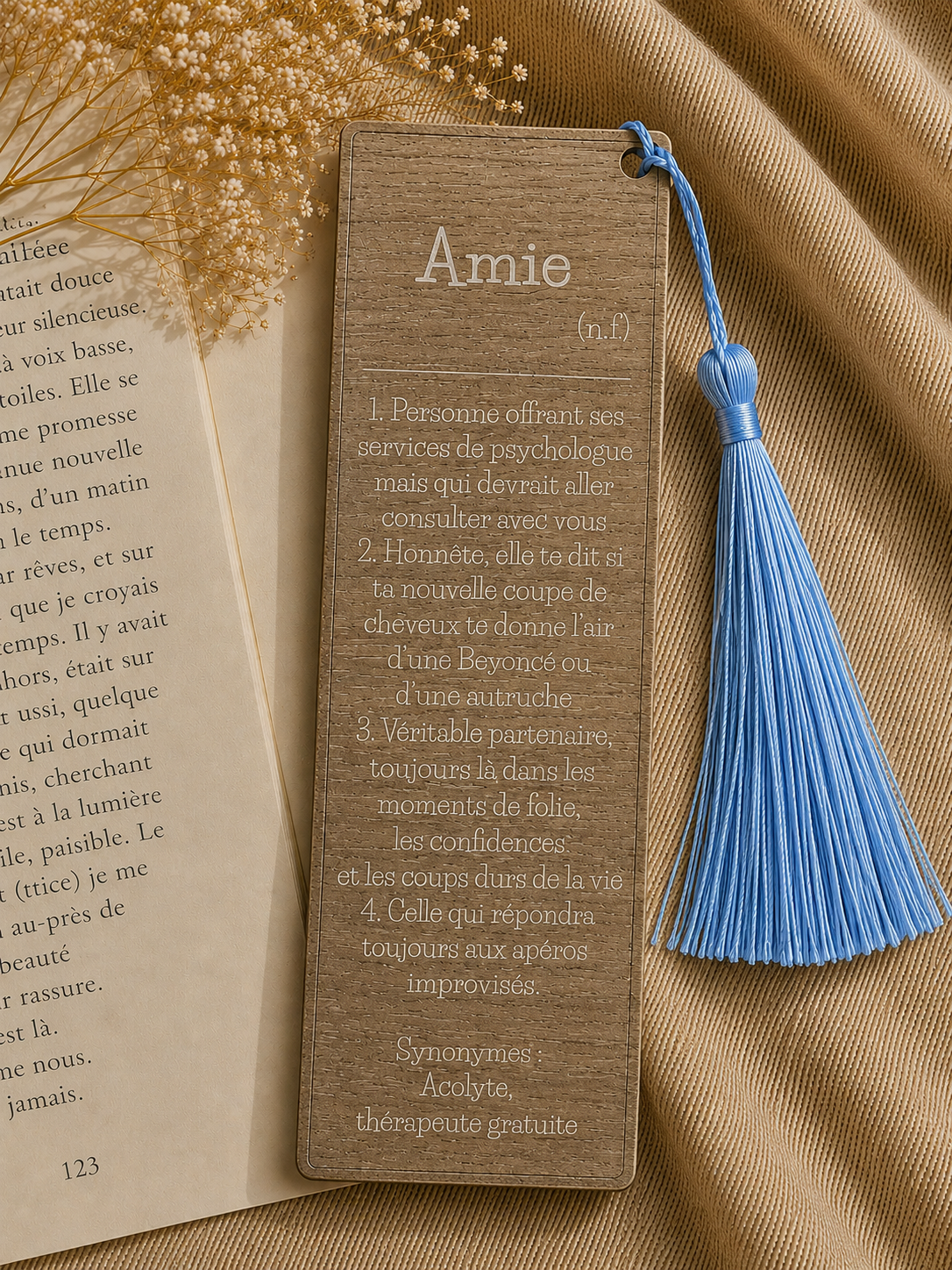 Marque-page en bois gravé Amie avec définition humoristique et pompon bleu clair – idée cadeau Bécote