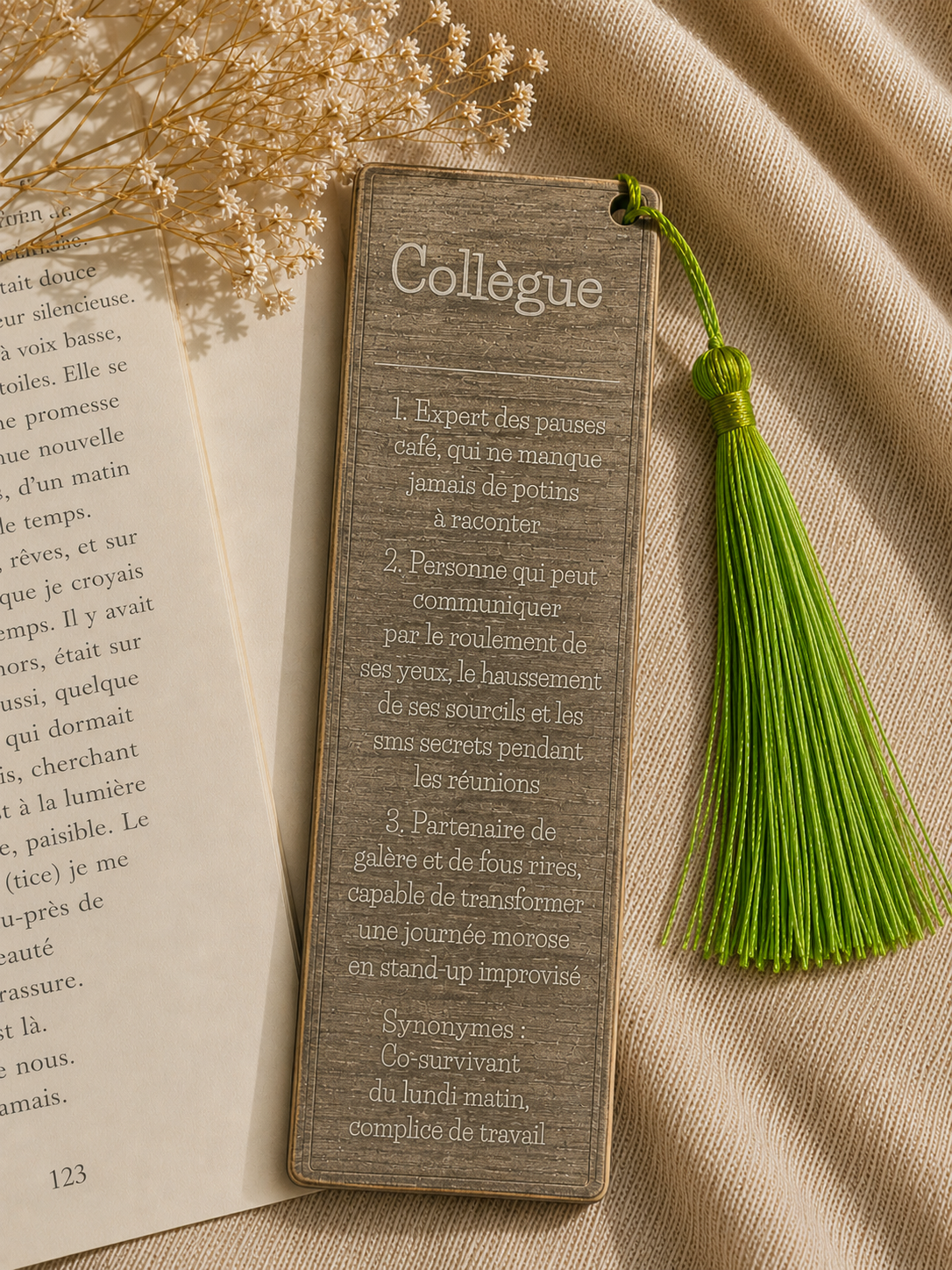 Marque-page en bois gravé Collègue avec définition amusante et pompon vert – cadeau de départ ou remerciement