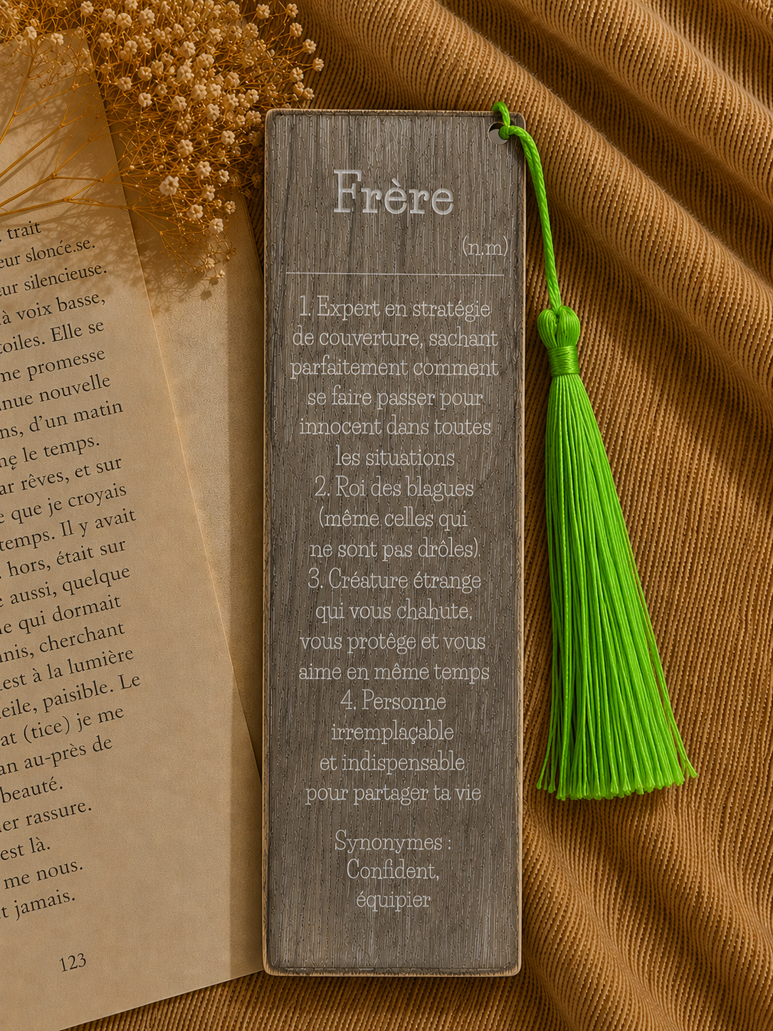 Marque-page en bois gravé Frère avec définition humoristique et pompon vert – idée cadeau pour frère