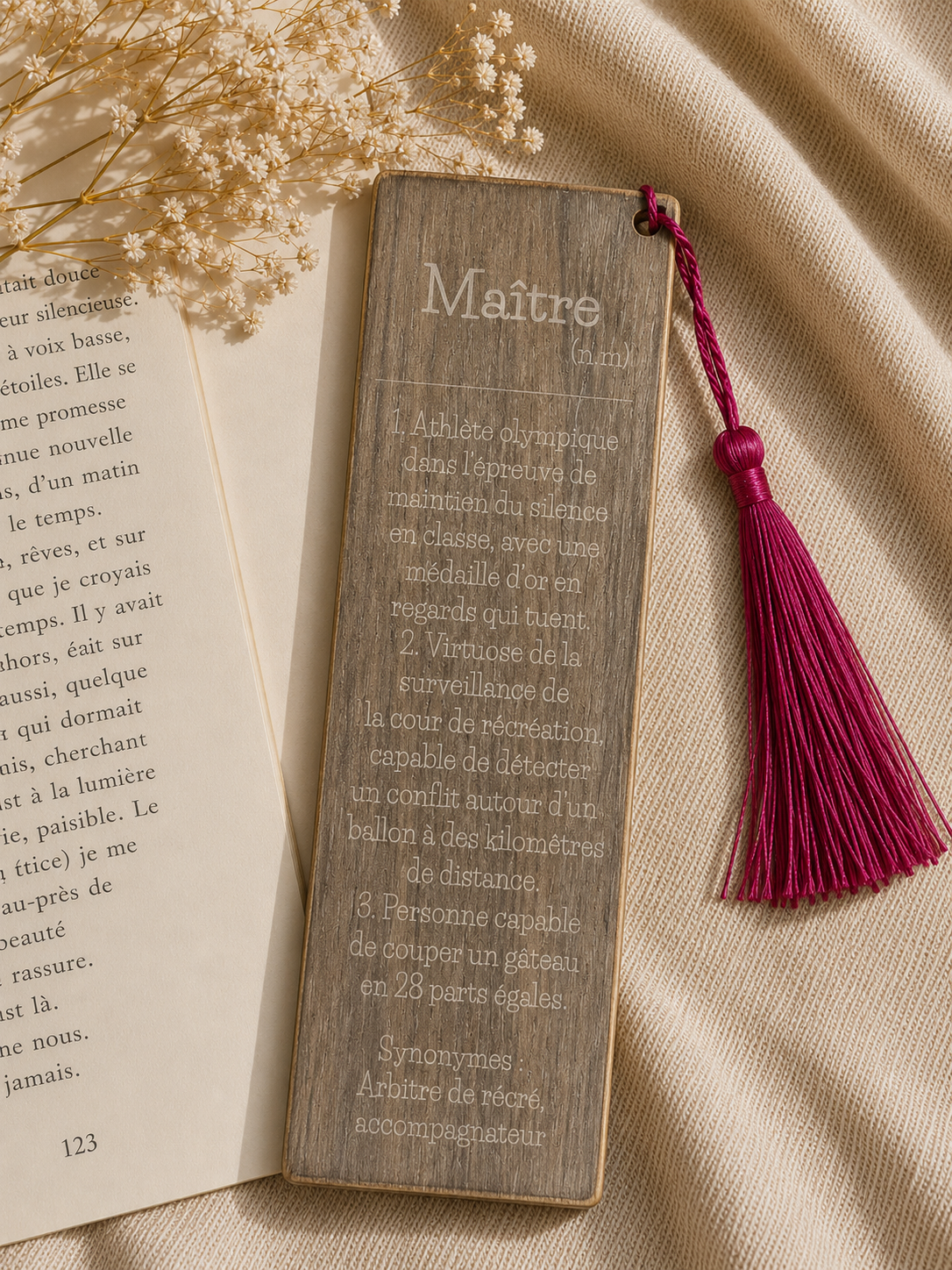 Marque-page en bois gravé Maître avec définition humoristique et pompon fuchsia – cadeau de remerciement enseignant
