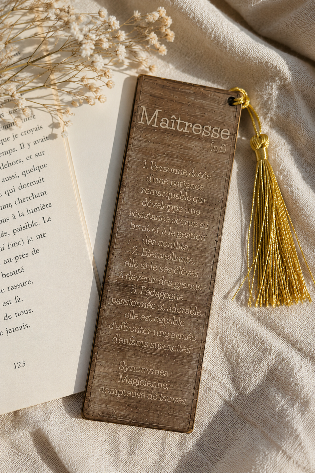 Marque-page en bois gravé Maîtresse avec définition originale et pompon doré – cadeau de fin d'année