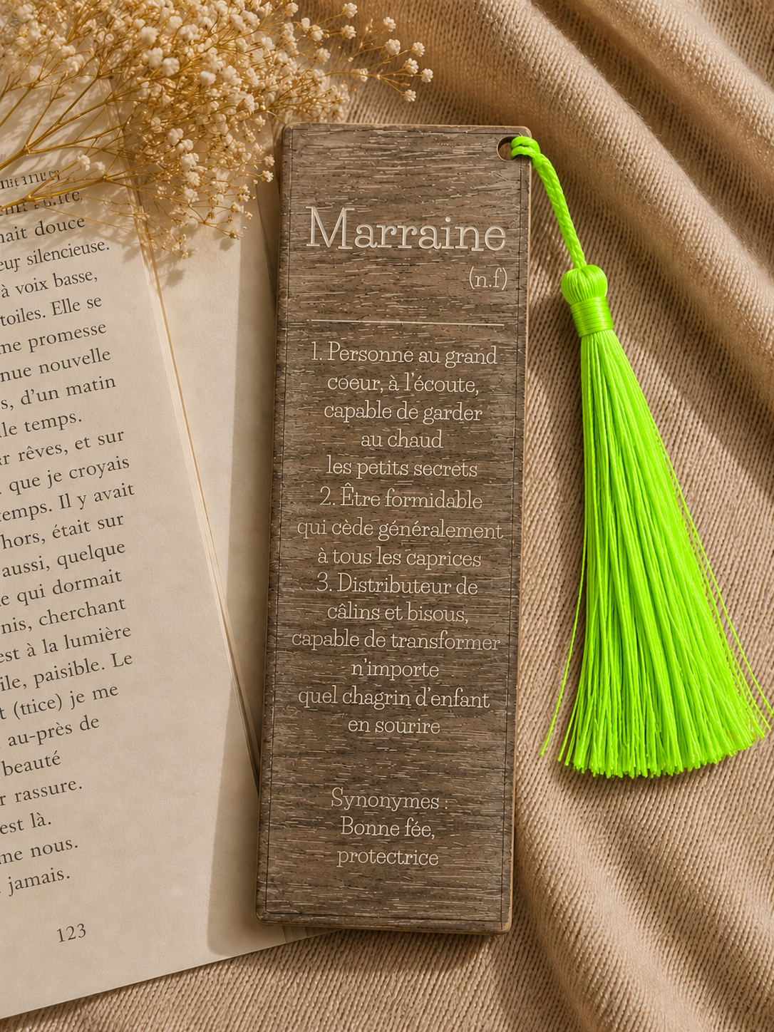 Marque-page en bois gravé Marraine avec définition humoristique et pompon vert anis – cadeau de marraine