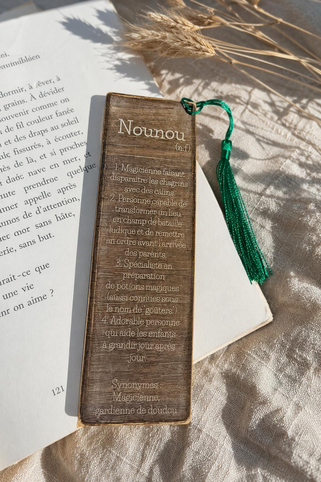 Marque-page en bois gravé Nounou avec définition humoristique et pompon vert – cadeau pour nounou