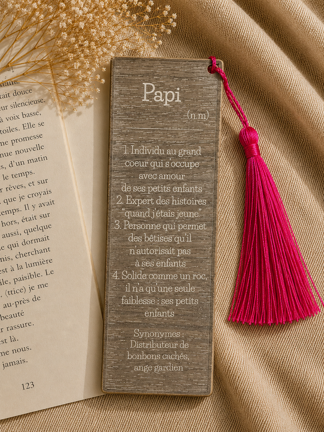 Marque-page en bois gravé Papi avec définition humoristique et pompon fuchsia – idée cadeau grand-père