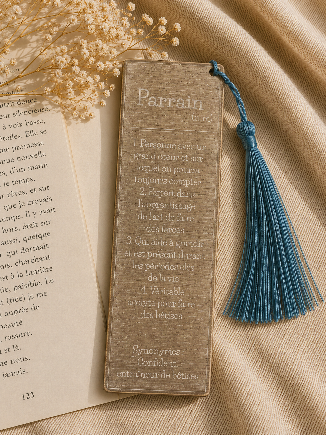 Marque-page en bois gravé Parrain avec définition humoristique et pompon bleu – cadeau original Bécote