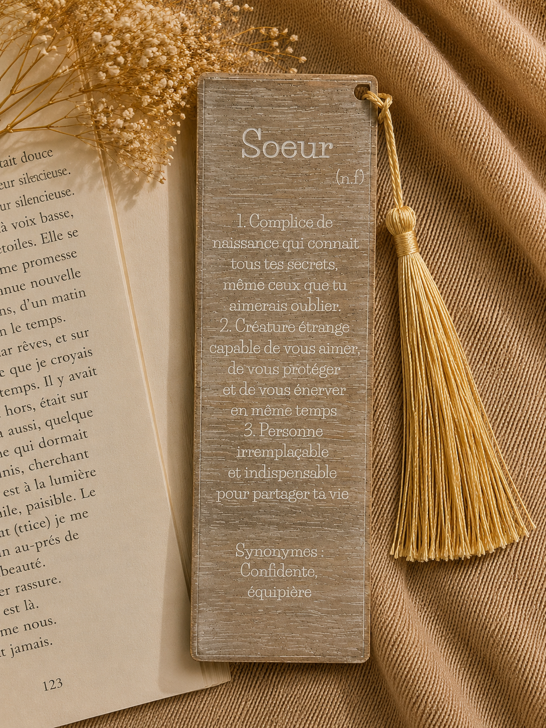 Marque-page en bois gravé Sœur avec définition humoristique et pompon doré – cadeau personnalisé Bécote