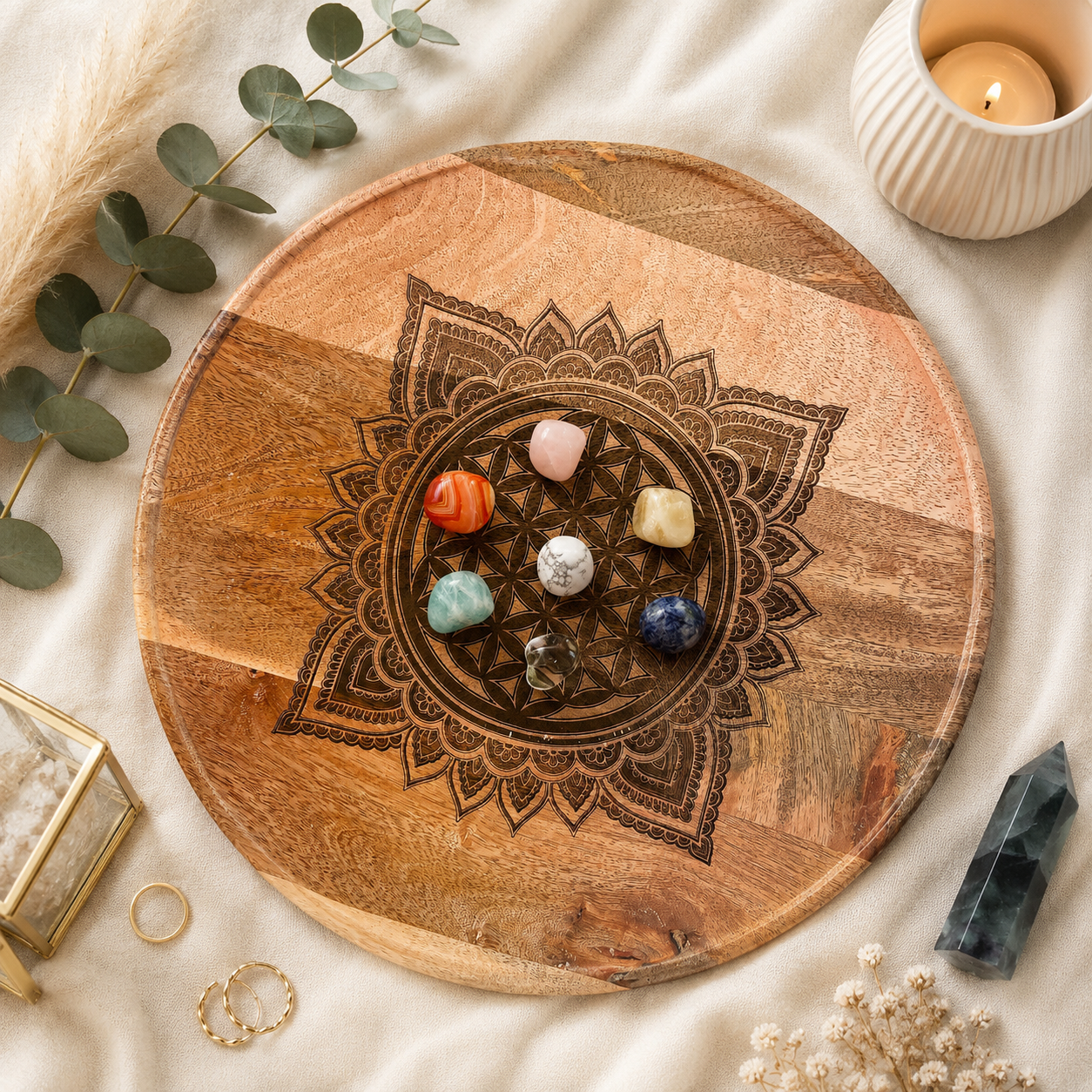 Plateau Fleur de vie en bois gravé avec pierres décoratives présentées à titre d'exemple dans une ambiance zen.
