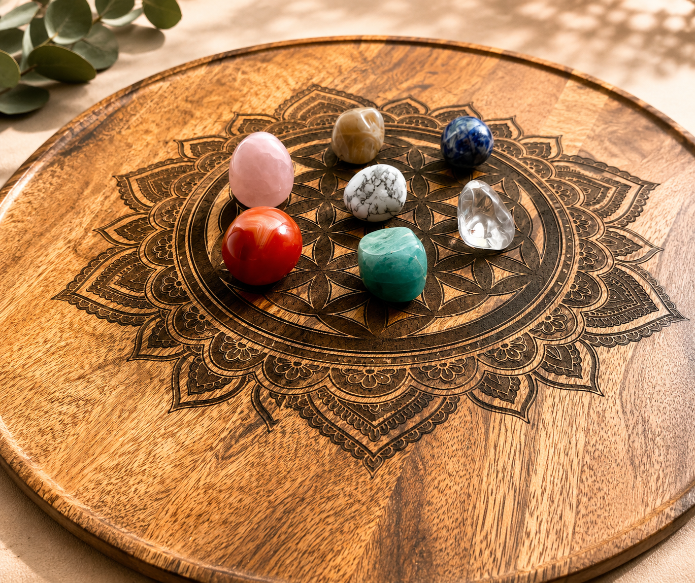 Plateau en bois Fleur de Vie utilisé comme support décoratif pour bijoux et objets de bien-être.