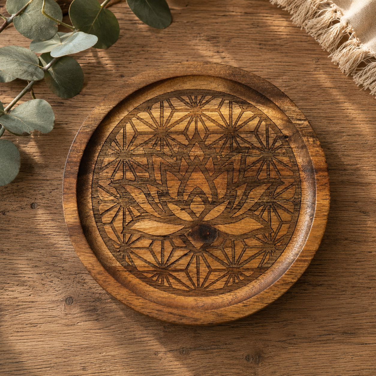 Plateau rond en bois gravé Fleur de Lotus – Décoration artisanale en bois naturel