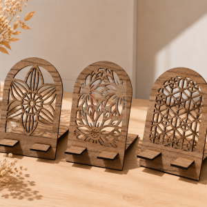 Collection de support téléphone en bois Bécote avec trois motifs différents.
