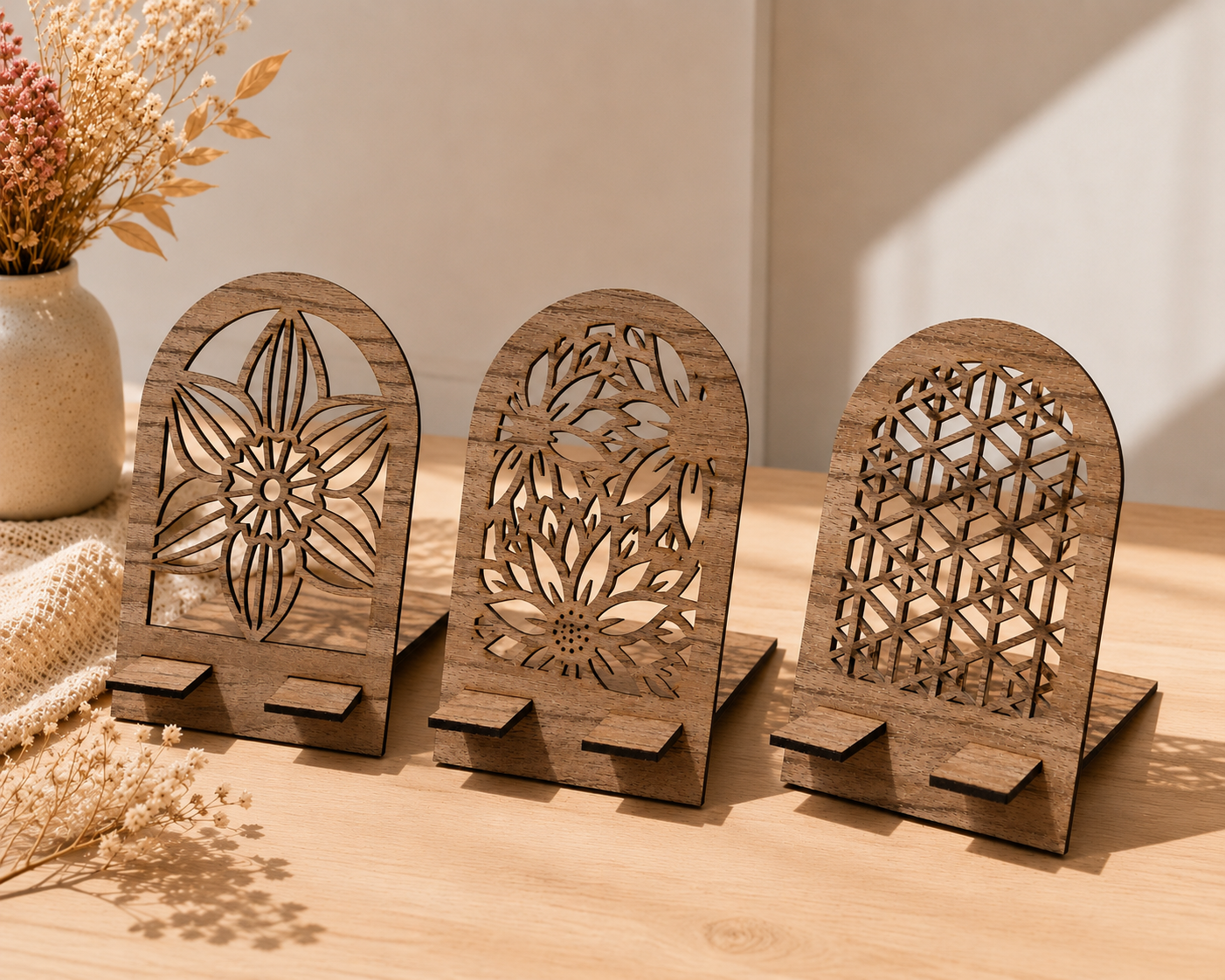 Collection de support téléphone en bois Bécote avec trois motifs différents.