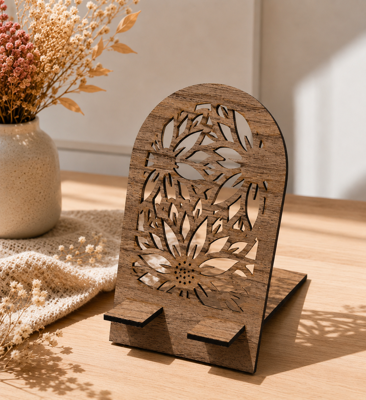 Support téléphone en bois motif floral découpé au laser.