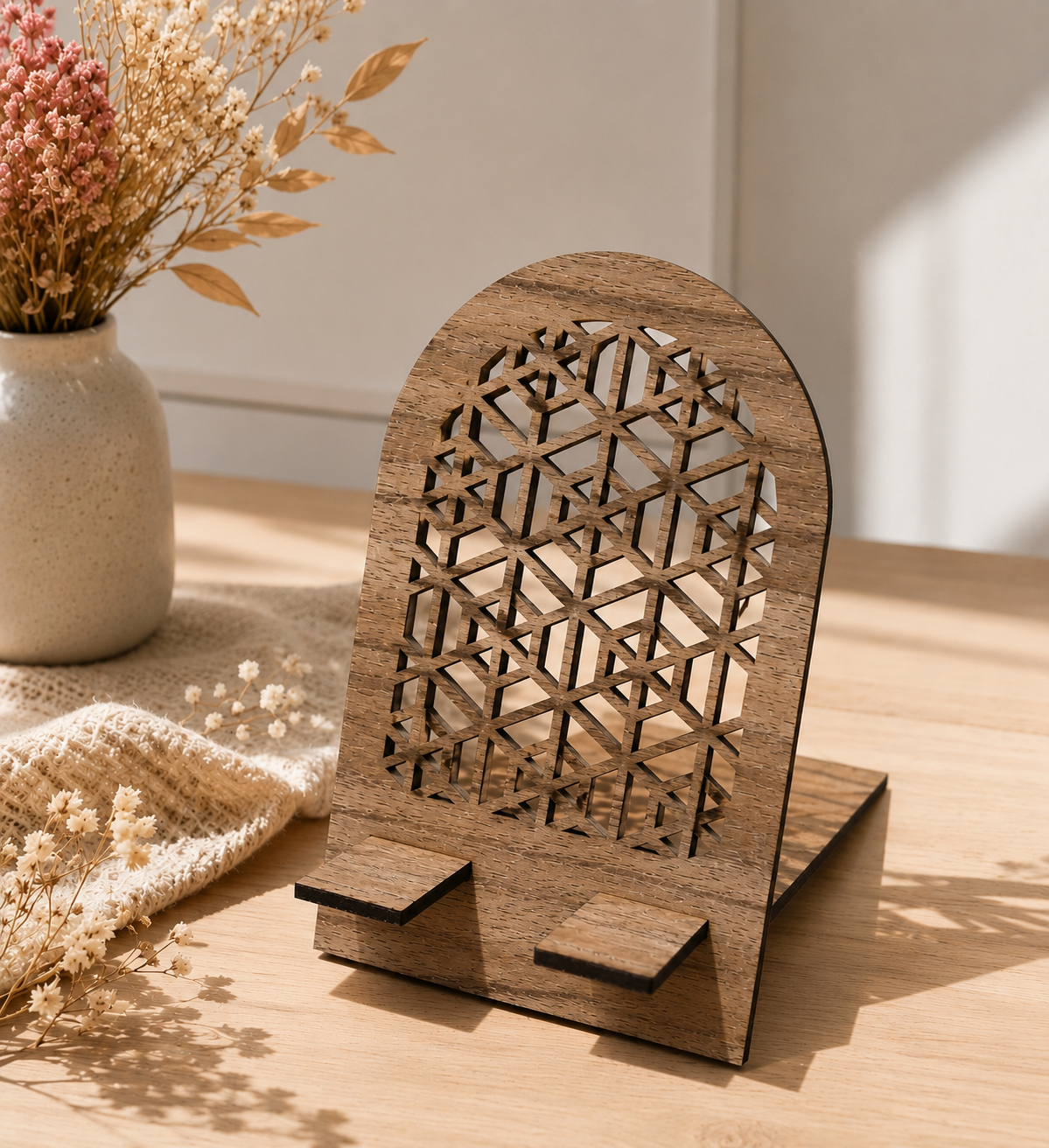 Support téléphone en bois motif géométrique découpé au laser vu de face.
