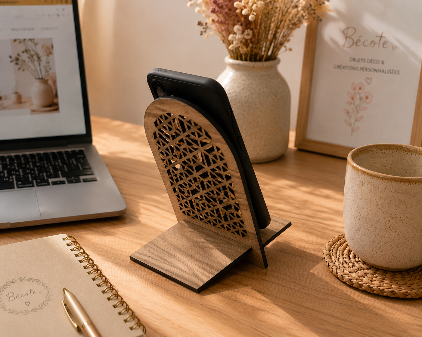 Vue arrière du support téléphone en bois montrant son système de maintien.