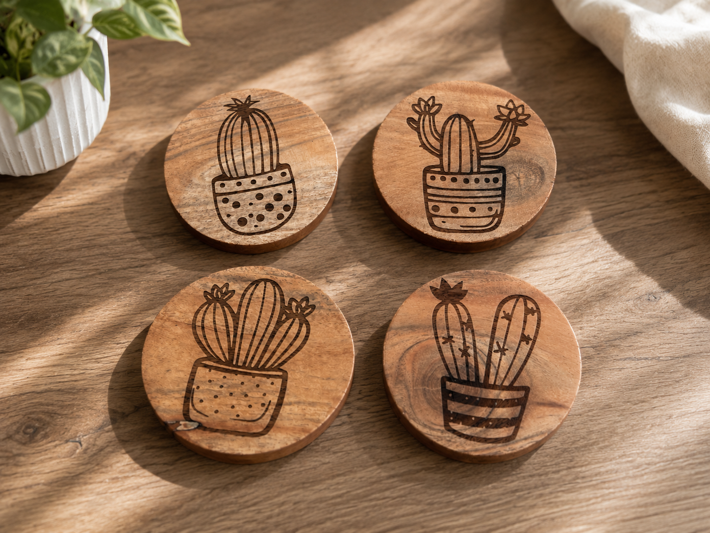 Lot de 4 sous-verres en bois d'acacia gravés de motifs cactus.