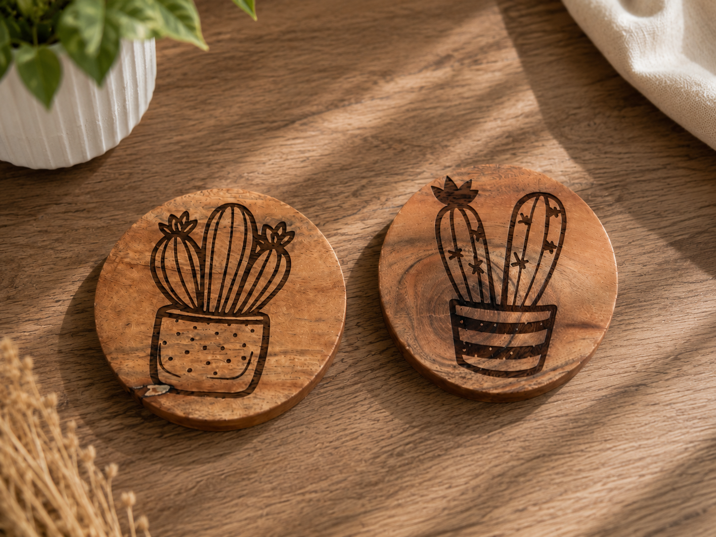 Deux sous-verres en bois d'acacia gravés de motifs cactus décoratifs