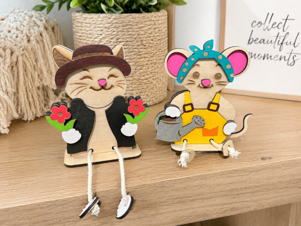 Personnages décoratifs colorés en bois