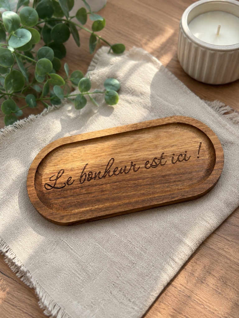 Plateau en bois gravé