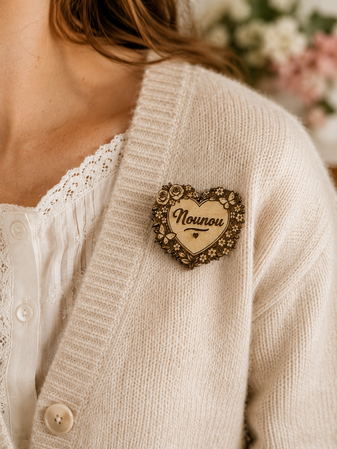 Broche personnalisée en bois gravé Nounou portée sur un gilet