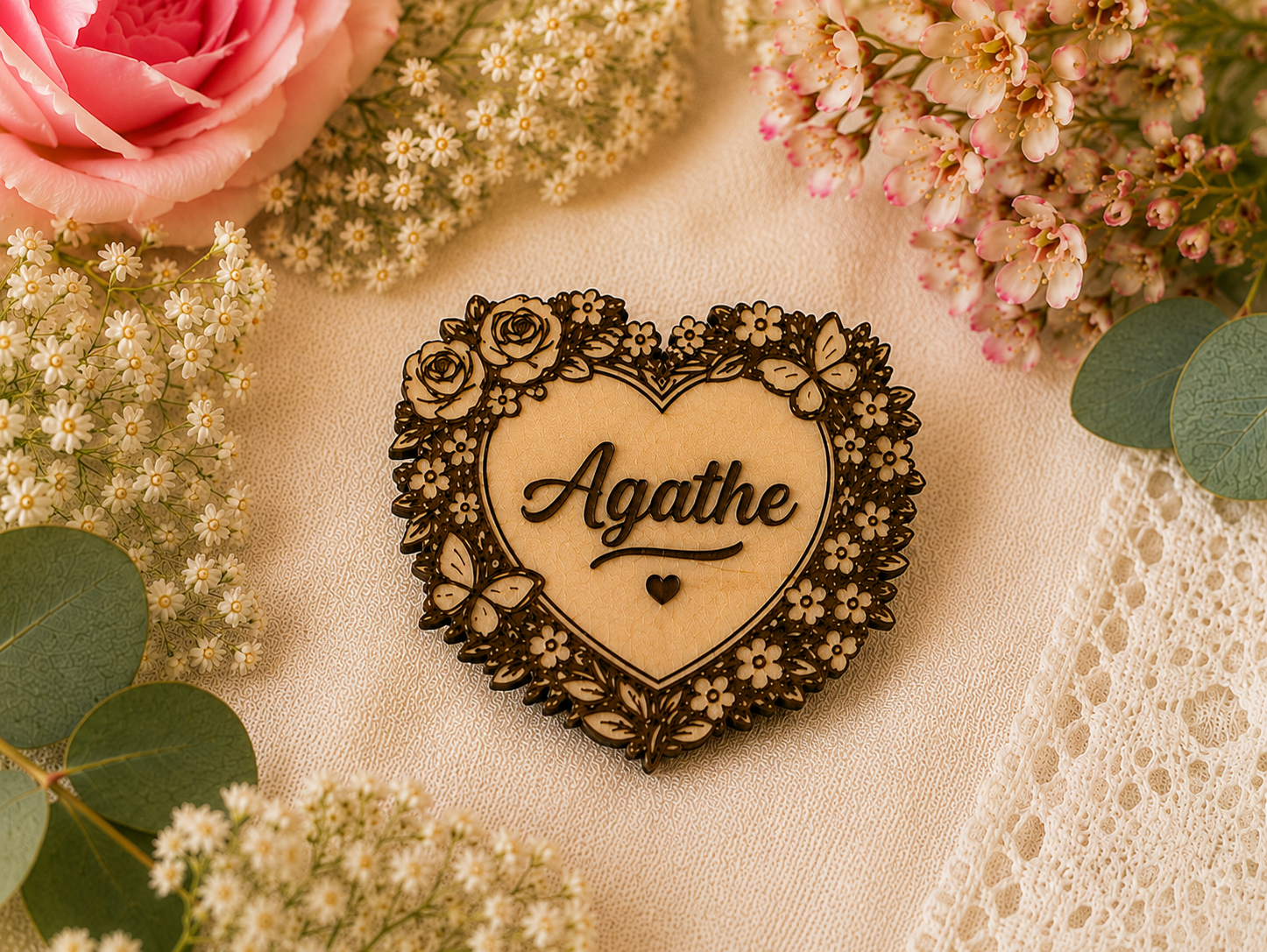 Broche personnalisée en bois gravé avec prénom Agathe et motif floral