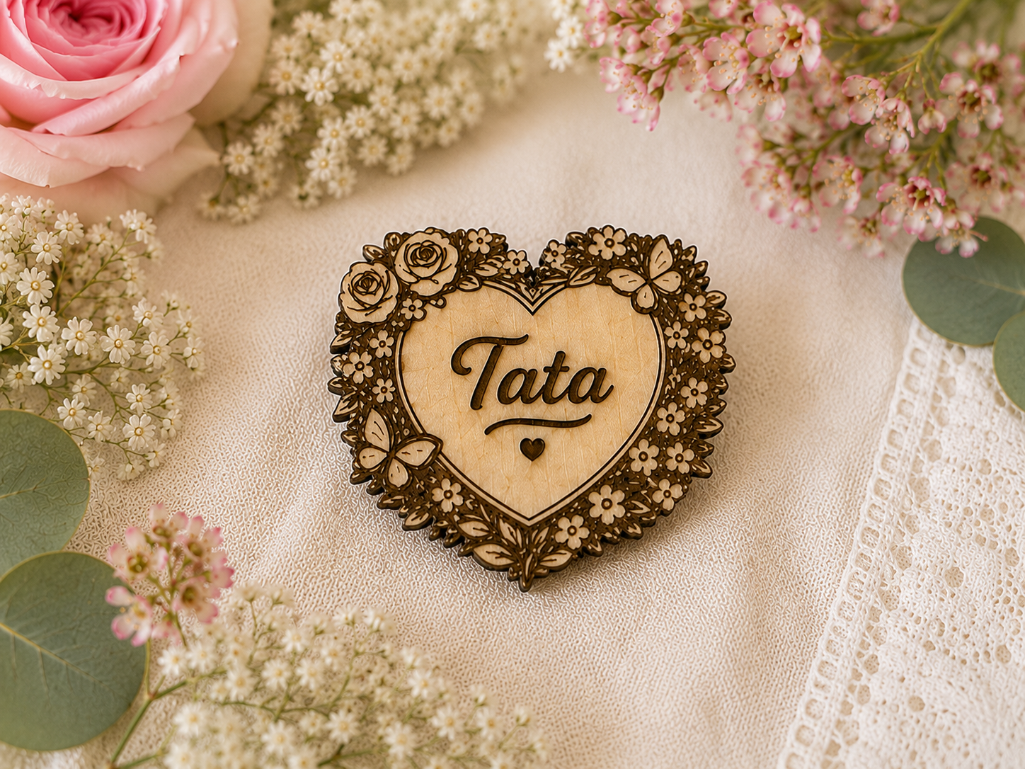 Broche personnalisée en bois gravé avec inscription Tata et motif floral