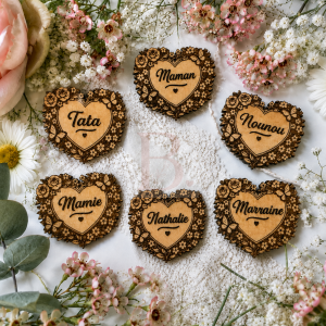 Collection de broche personnalisée en bois gravé avec motif floral et texte au choix