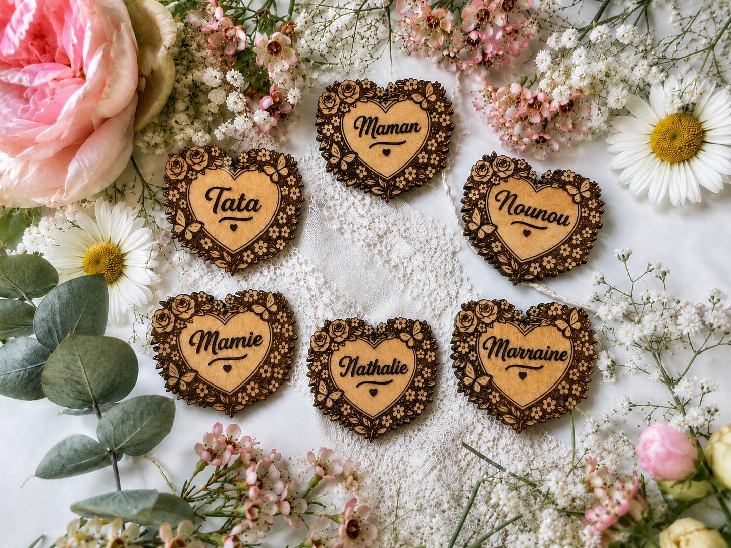 Collection de broche personnalisée en bois gravé avec motif floral et texte au choix