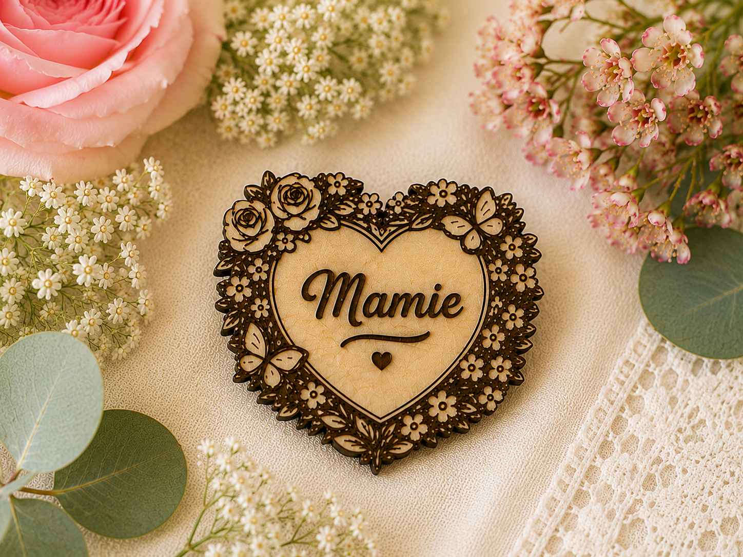 Broche personnalisée en bois gravé avec inscription Mamie et motif floral