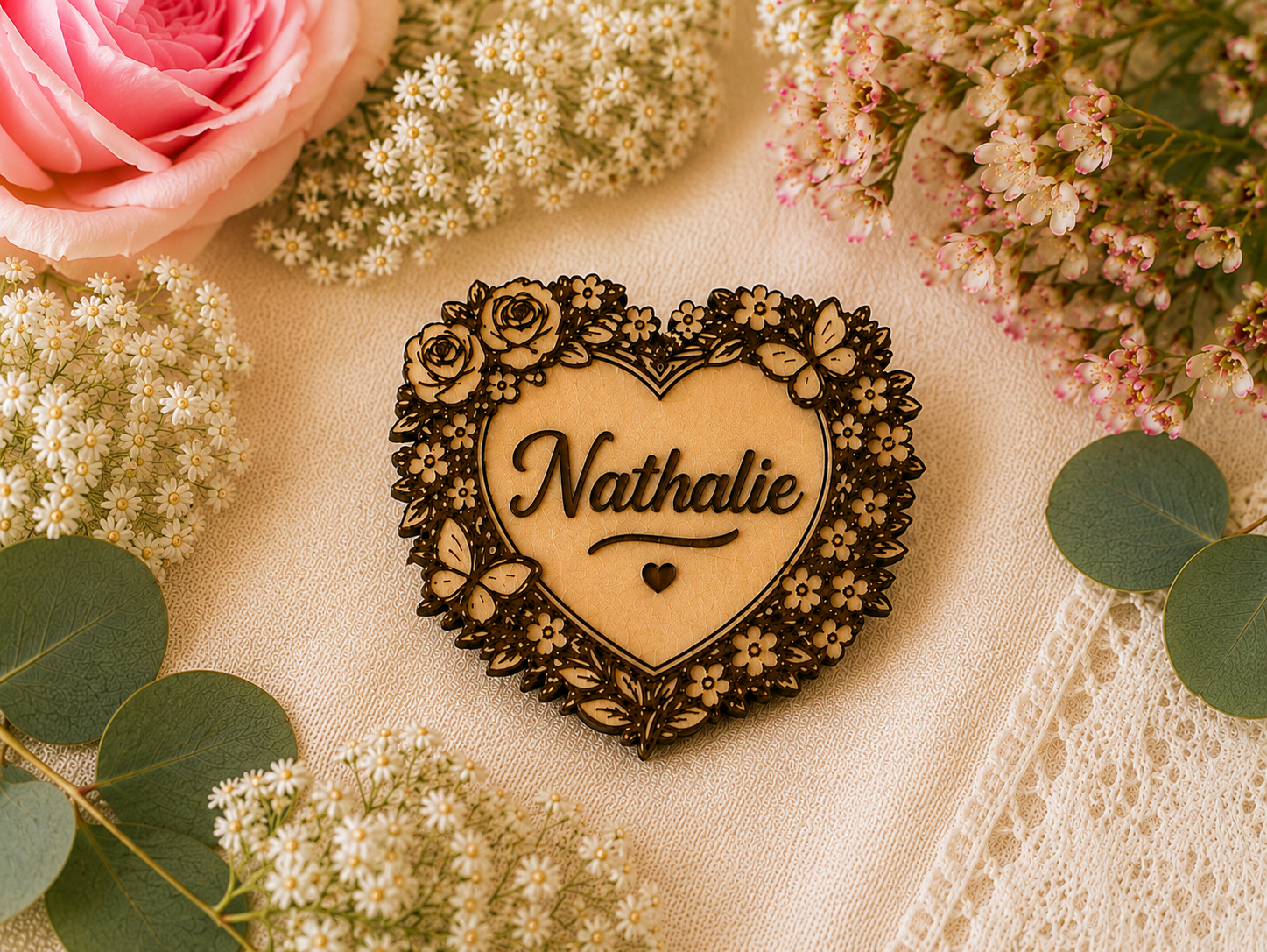 Broche personnalisée en bois gravé avec prénom Nathalie et motif floral