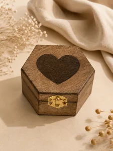 Boîte en forme de cœur en bois avec couvercle décoratif