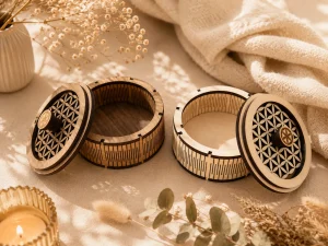 Boîtes rondes en bois avec couvercles découpés