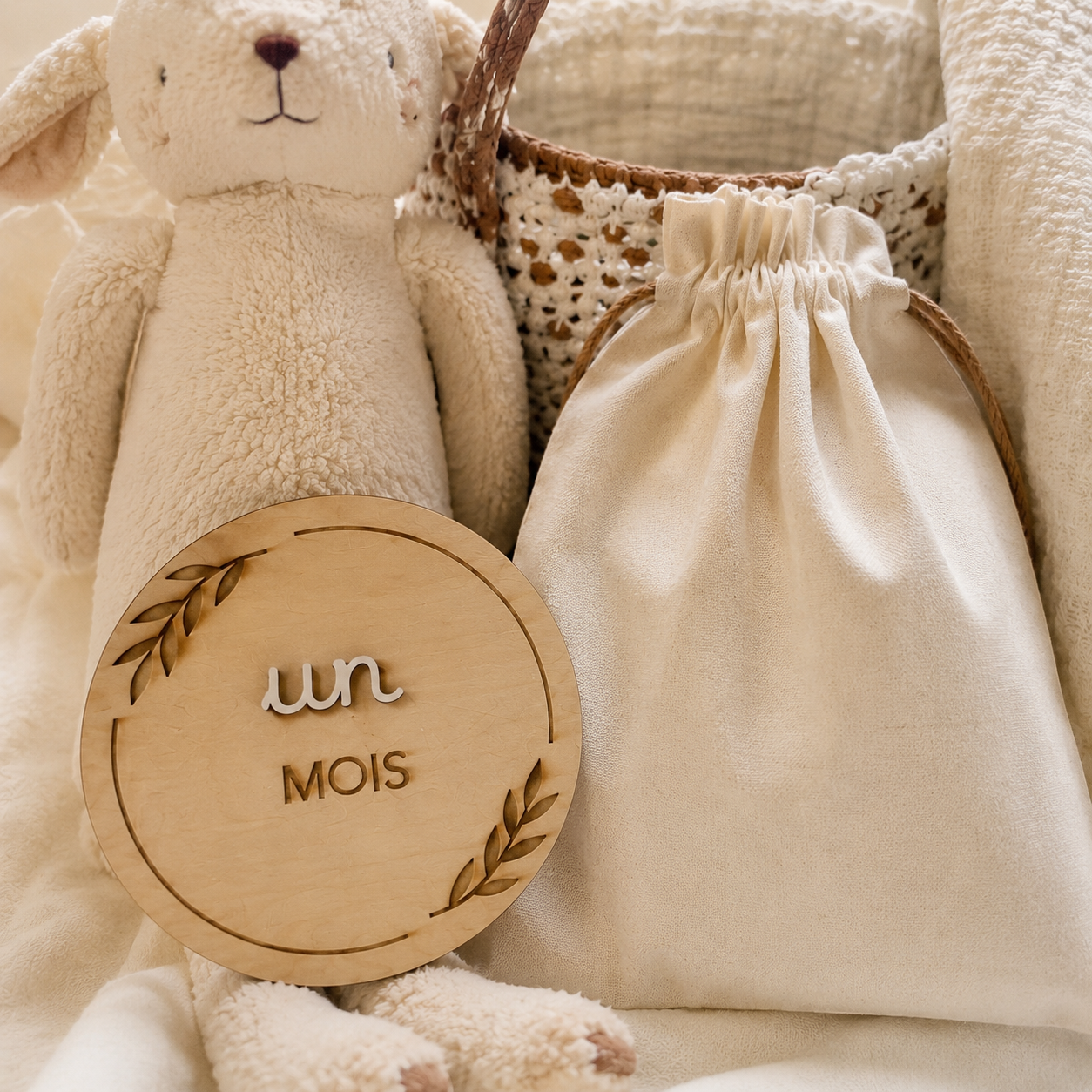 Carte étape bébé en bois présentée comme cadeau de naissance
