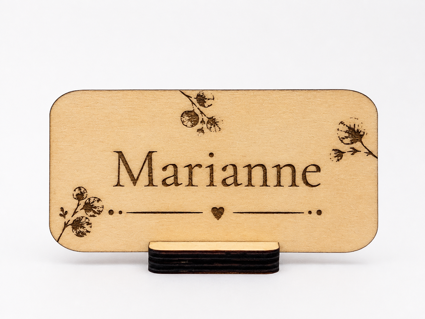 Marque-place personnalisé en bois Collection Origine sur fond blanc mettant en valeur la gravure personnalisée.