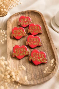 Pins rouges Girl Power