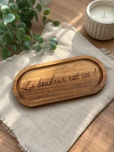 Plateau en bois gravé