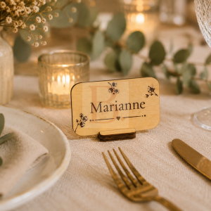 Marque-place personnalisé en bois Marianne Collection Origine posé sur une table de réception.