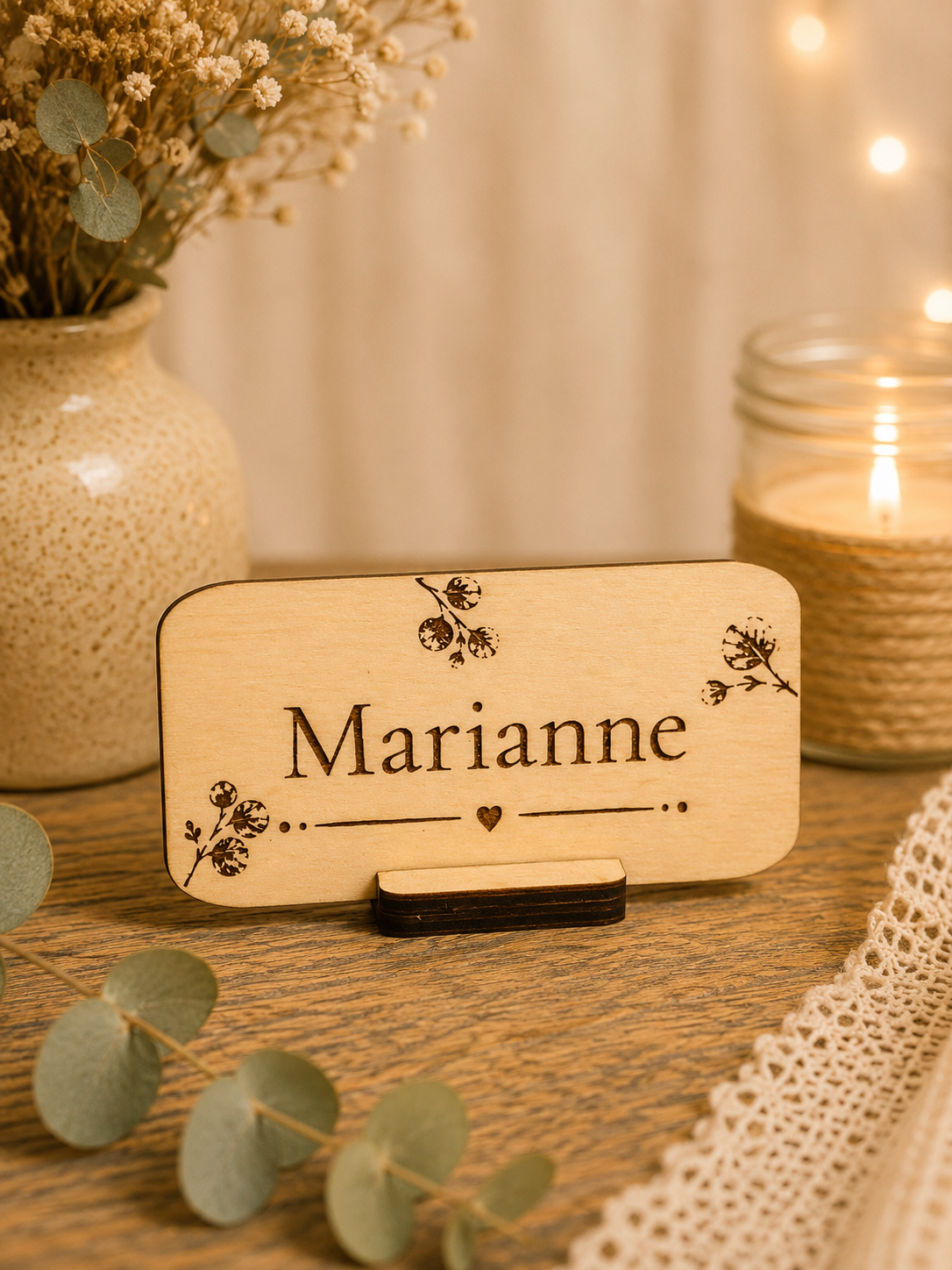 Marque-place personnalisé en bois Marianne Collection Origine présenté sur un support en bois.
