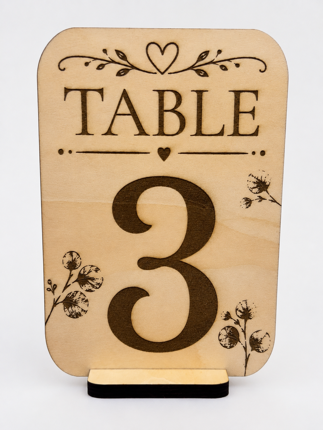 Gros plan du numéro de table personnalisé en bois gravé Table 3