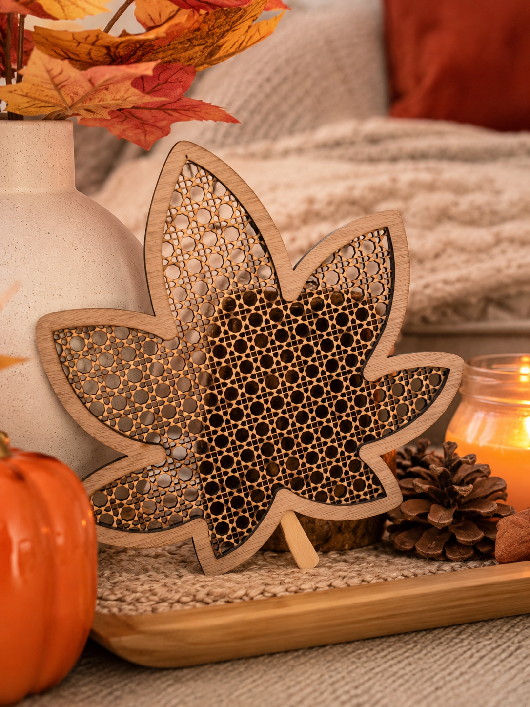 Décoration feuille d’automne en bois noyer et tilleul avec cadrillage géométrique, présentée sur un support en bois