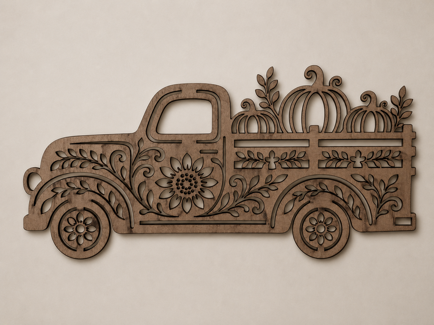 Décoration murale en bois représentant une camionnette ornée de citrouilles, fleurs et motifs végétaux