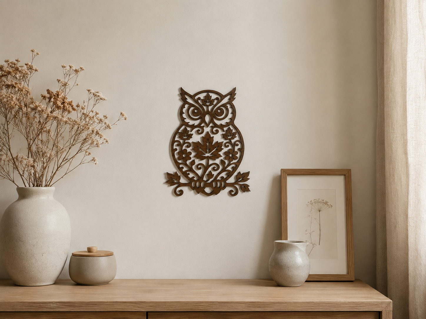 Hibou décoratif en bois foncé accroché au mur dans un intérieur naturel et chaleureux