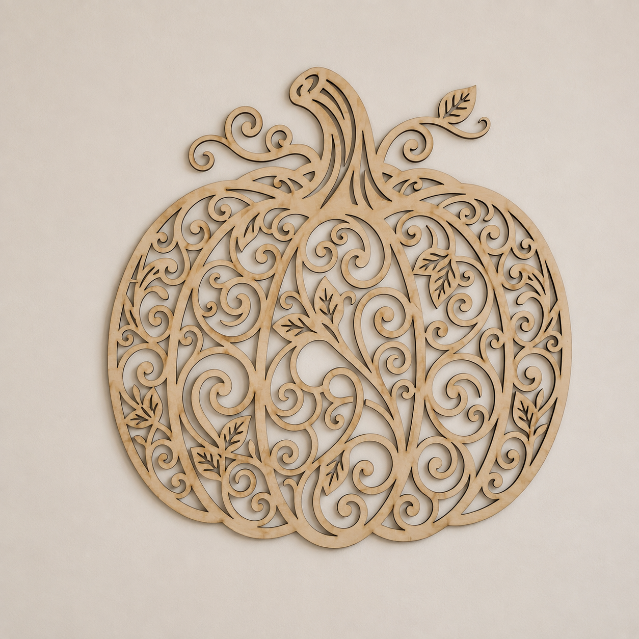 Citrouille en bois clair finement découpée avec motifs de feuillage et arabesques