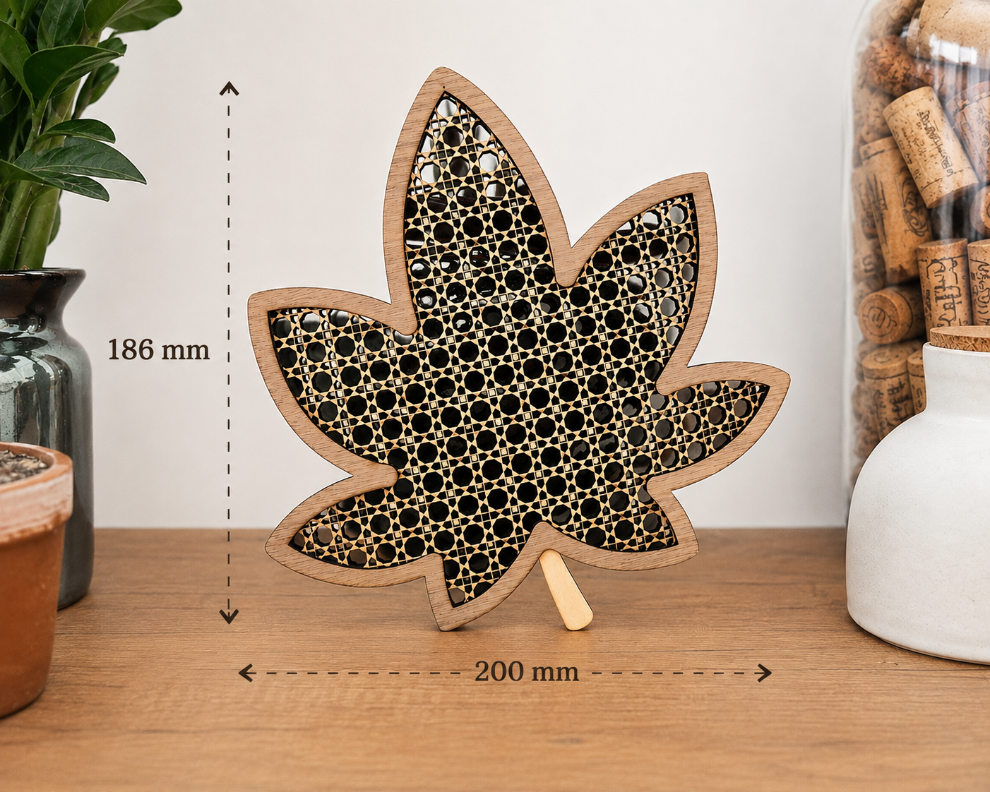 Décoration feuille d’automne en bois avec dimensions indiquées de 186 mm de hauteur et 200 mm de largeur