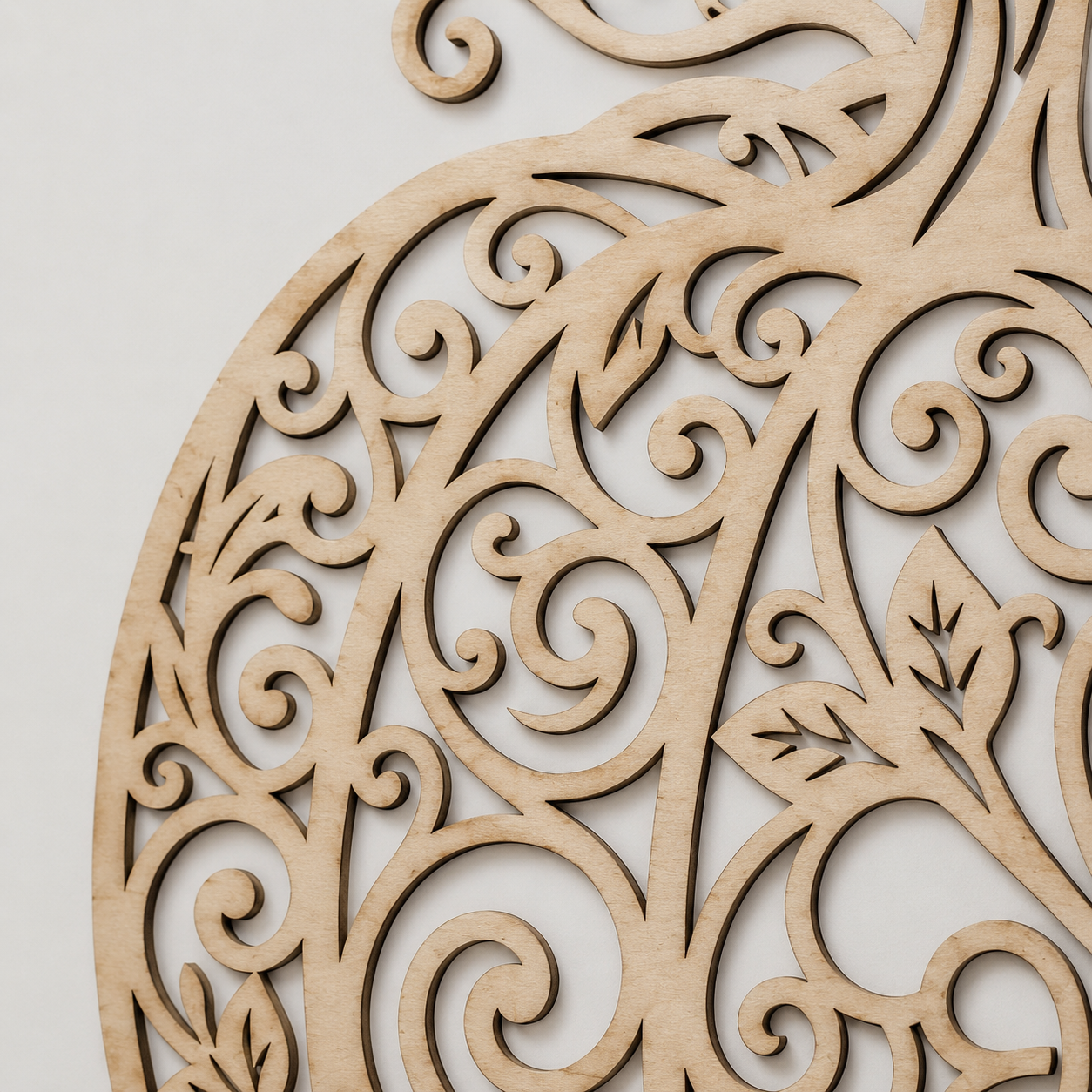 Zoom sur les détails de découpe laser d'une décoration murale représentant une citrouille en bois