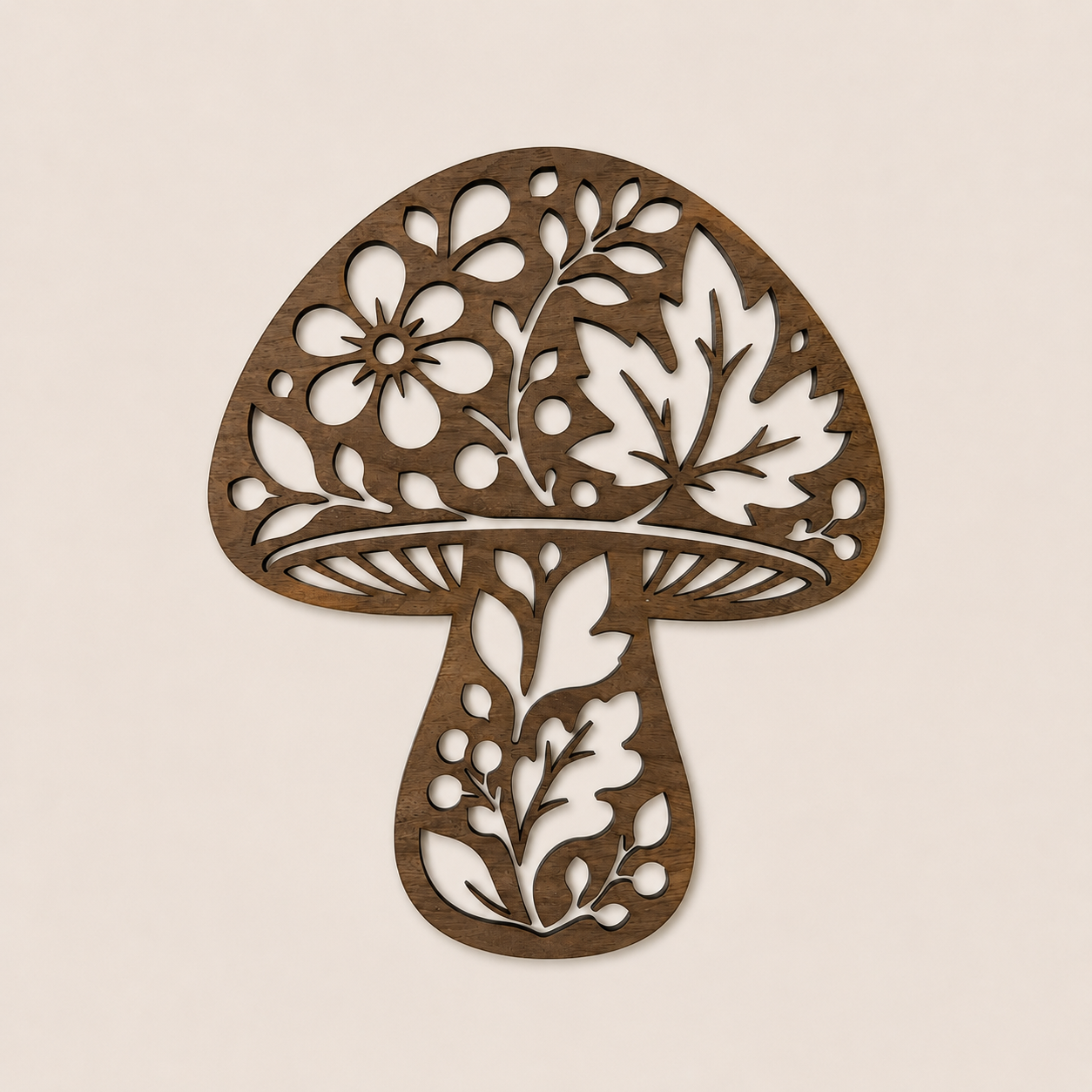 Champignon en bois clair découpé avec motifs de feuilles et de fleurs sur fond neutre