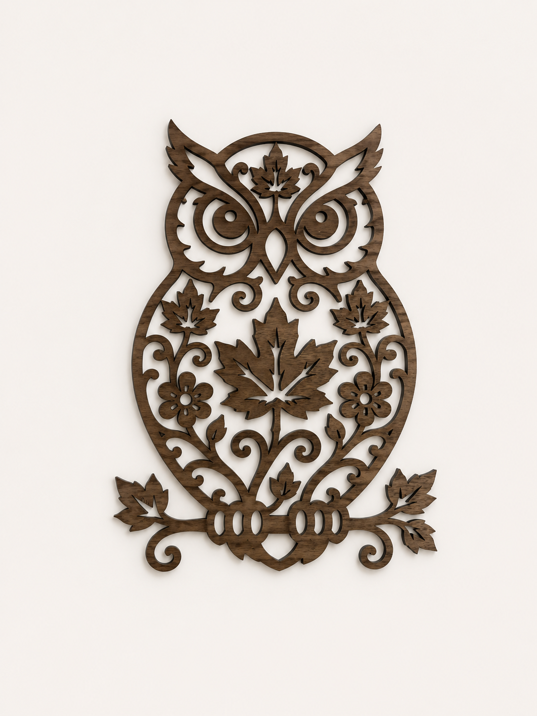 Décoration murale en forme de hibou en bois ornée de feuilles d’érable et de motifs végétaux