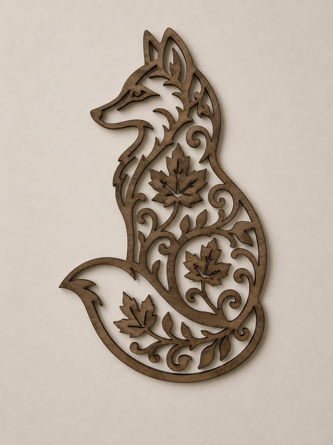 Décoration murale en bois représentant un renard ajouré avec des feuilles d’érable et des motifs végétaux
